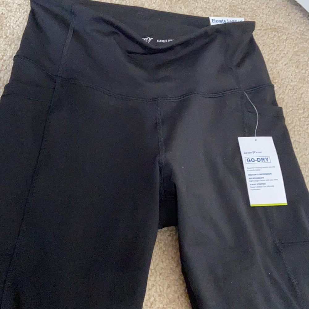Old Navy Black Elevate Leggings Crop, size M